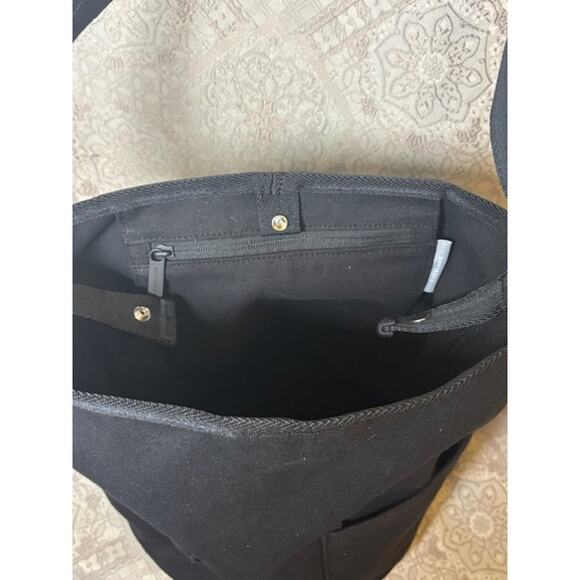 NWT Everlane Bucket Shoulder Bag Black Adjustable Strap Zippered Inside Pocket - Picture 2 of 3